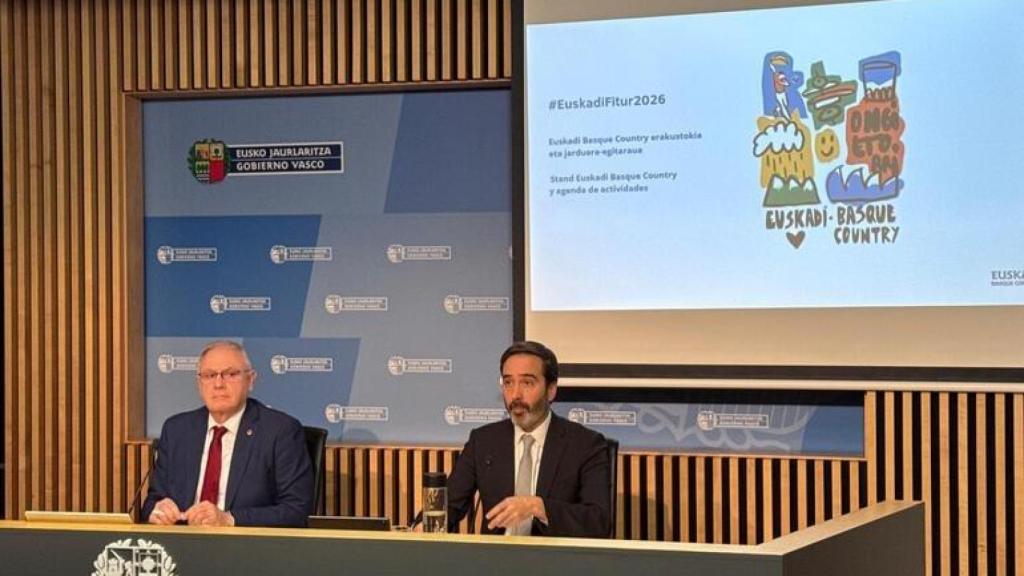 El director general de Basquetour, Daniel Solana y el consejero de Turismo, Comercio y Consumo, Javier Hurtado