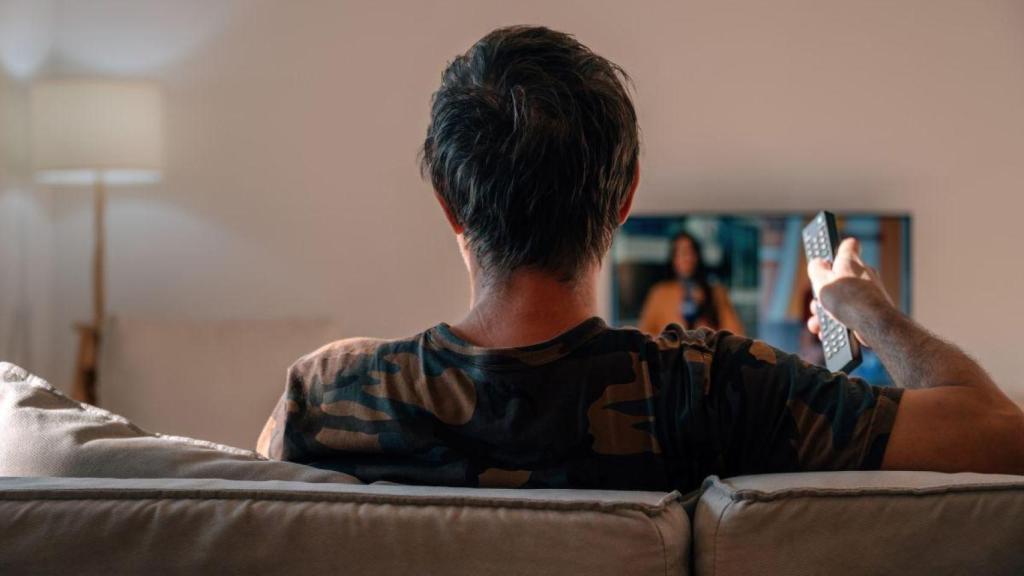 Una persona viendo la televisión