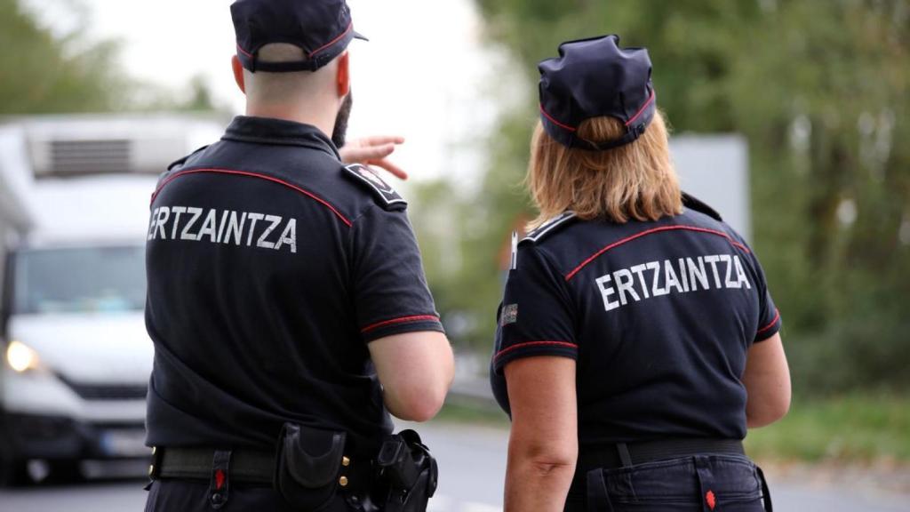 Dos agentes de la Ertzaintza en la calle.