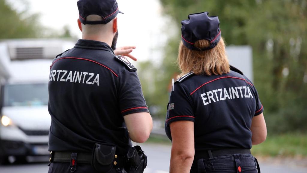 Dos agentes de la Ertzaintza en la calle