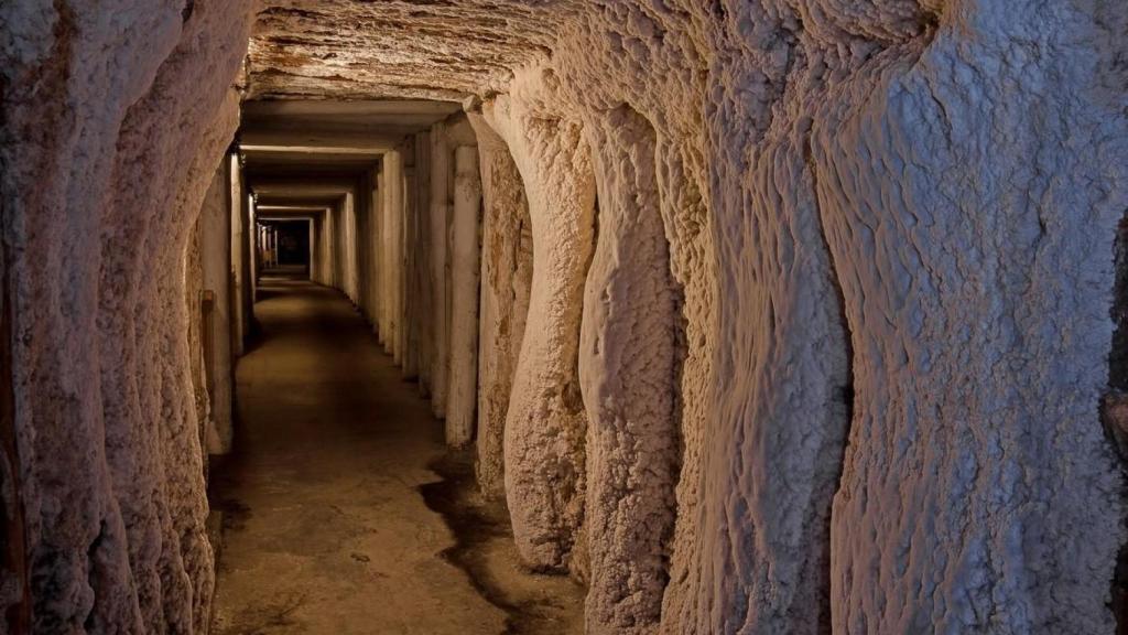 Dos veces al día se hacen visitas en español en Wieliczka que, desde 1978, es Patrimonio de la Humanidad. Las esculturas en roca salina fueron hechas por los propios mineros