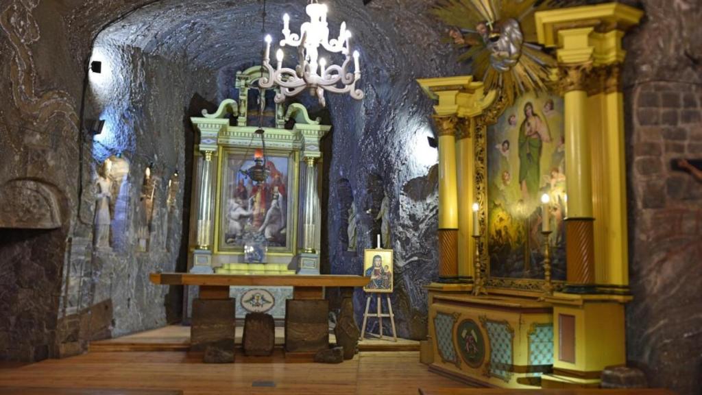 En el recorrido, que se prolonga durante unas tres horas  incluyendo la exposición multimedia, se pueden usar audio guias