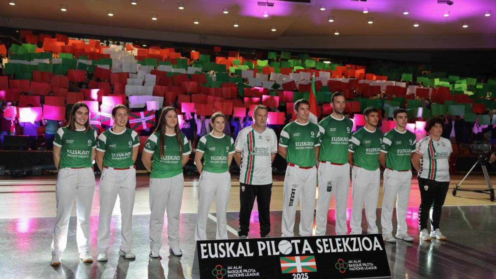 La selección de Euskadi posa durante la Liga de Naciones de Pelota Vasca.