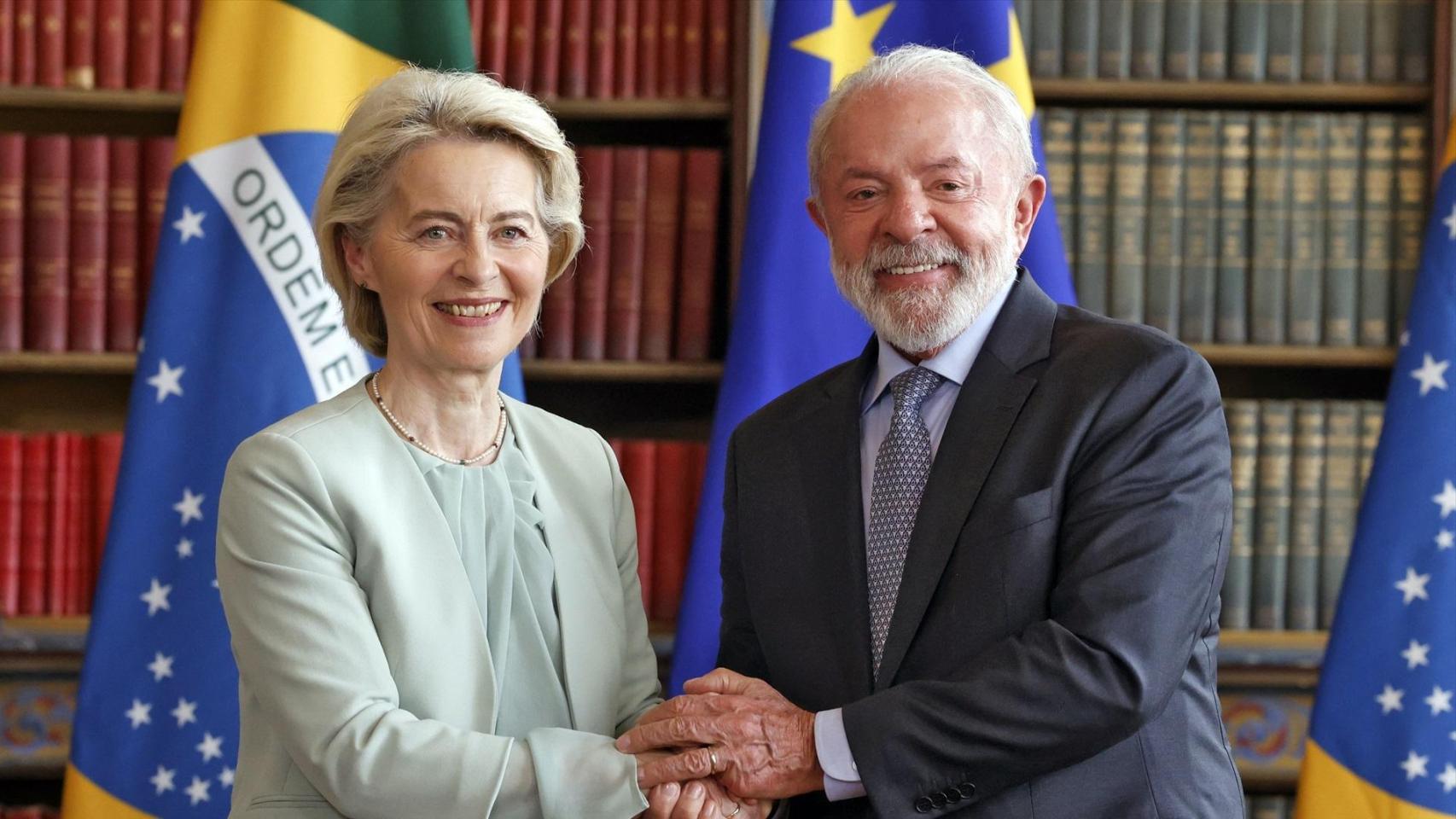La presidenta del Parlamento europeo, Ursula von der Leyen, y el presidente de Brasil, Luiz Inacio Lula da Dilva, en el marco de la firma del acuerdo a 16 de enero de 2026