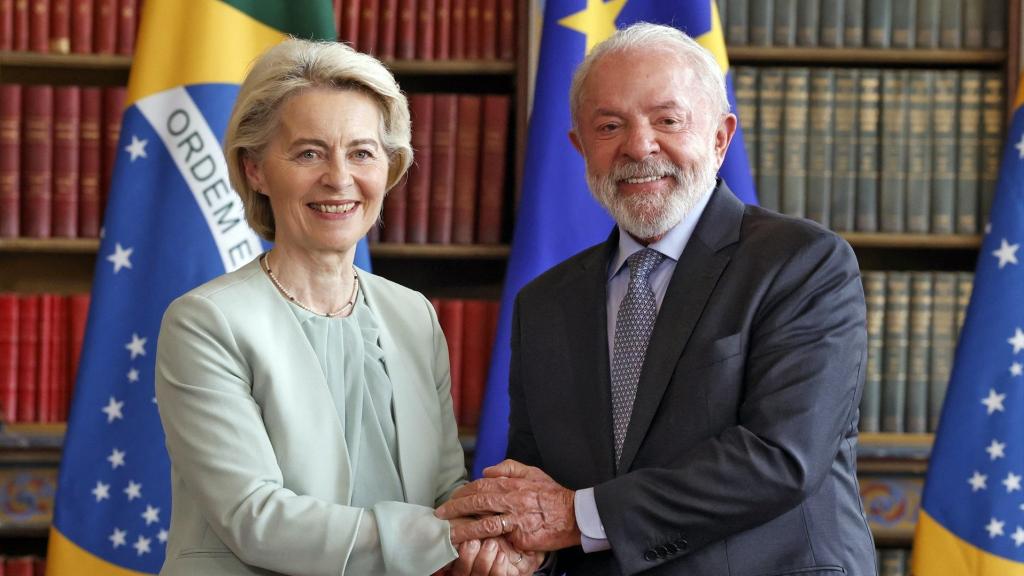 La presidenta del Parlamento europeo, Ursula von der Leyen, y el presidente de Brasil, Luiz Inacio Lula da Dilva, en el marco de la firma del acuerdo a 16 de enero de 2026