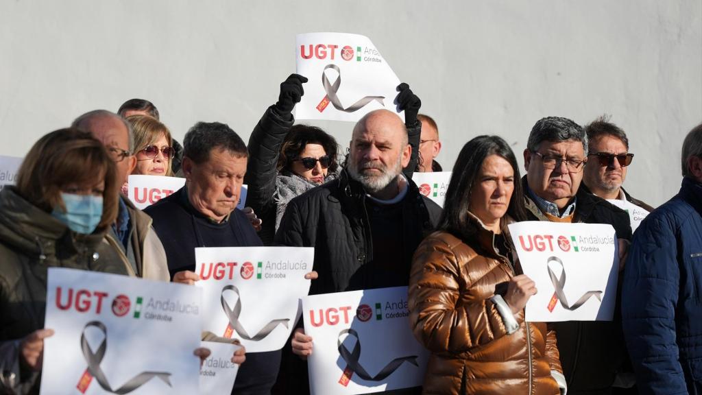 El personal de UGT de Córdoba se concentra a las puertas de la sede por el accidente de Adamuz