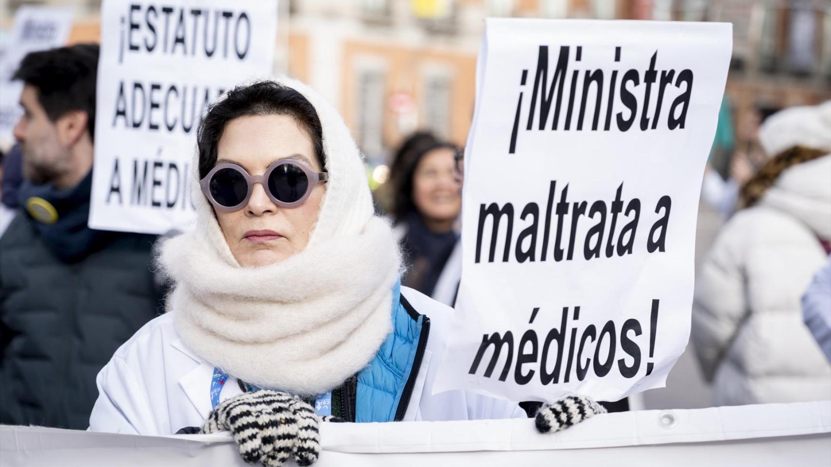 Una persona durante la manifestación de médicos de Madrid en una imagen de archivo a 14 de enero de 2026