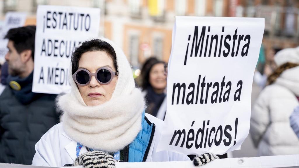 Una persona durante la manifestación de médicos de Madrid en una imagen de archivo a 14 de enero de 2026