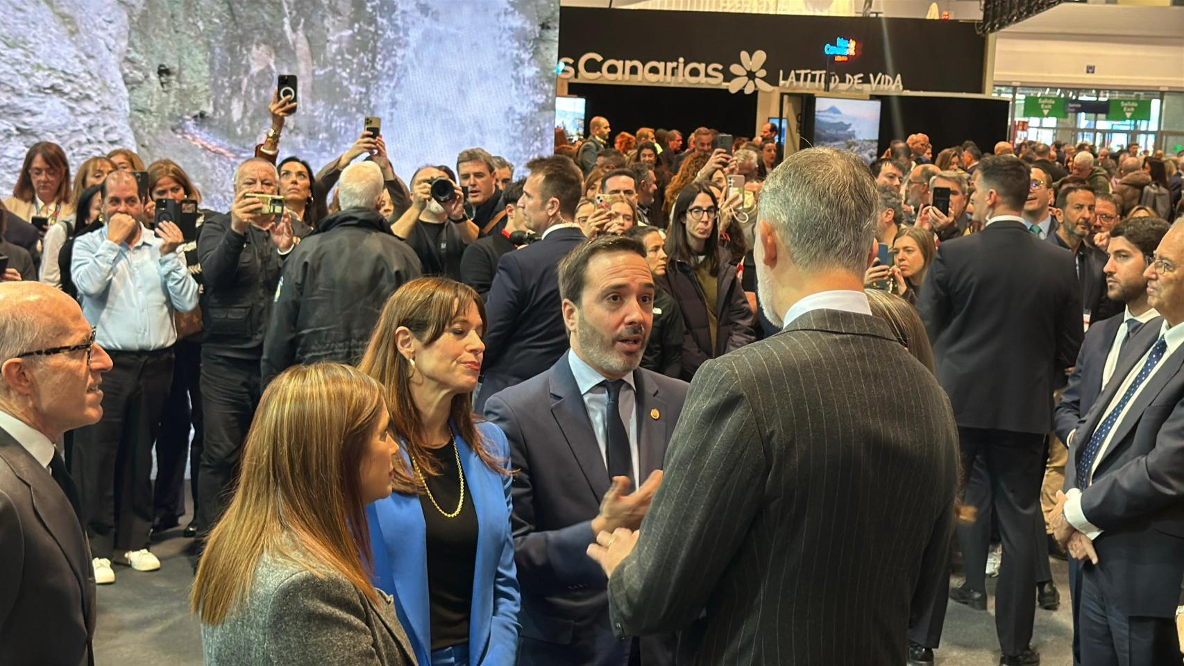 Hurtado y San José entregan a los reyes en Fitur un libro de los sucesos del 3 de marzo en Vitoria