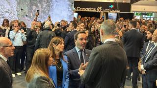 Hurtado y San José entregan a los reyes en Fitur un libro de los sucesos del 3 de marzo en Vitoria