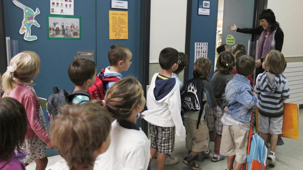 Los cierres de colegios públicos pone en pie a la comunidad educativa: No soluciona el problema