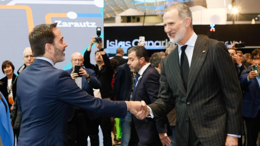 Javier Hurtado y Felipe VI se saludan en Fitur.