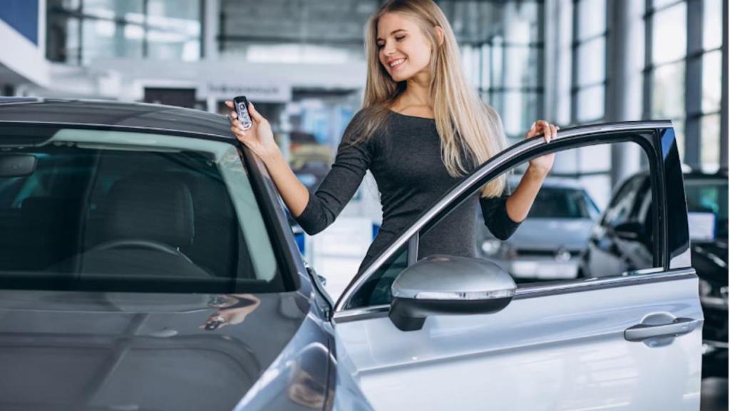 Una mujer entra en un coche nuevo en una imagen de archivo