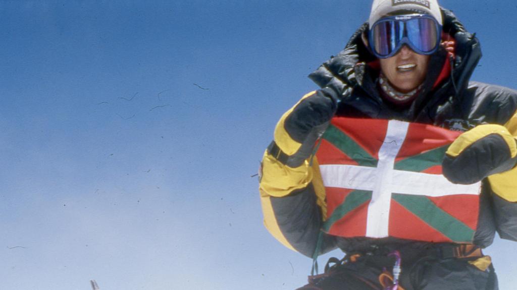La alpinista, ingeniera y empresaria, Edurne Pasaban, en la cima del Everest la cual califica de masificada, el 23 de mayo de 2001