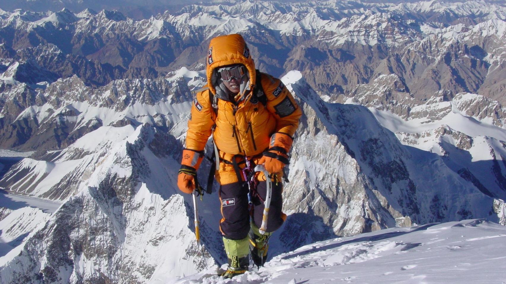 La alpinista, ingeniera y empresaria, Edurne Pasaban, en la cumbre del K2, el que es considerado el monte más peligroso del mundo, el 26 de julio de 2004