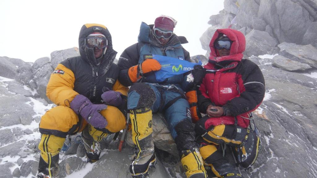 La alpinista, ingeniera y empresaria, Edurne Pasaban, en la cima del Dhaulagiri el 1 de mayo de 2008 tras no lograrlo en un primer intento