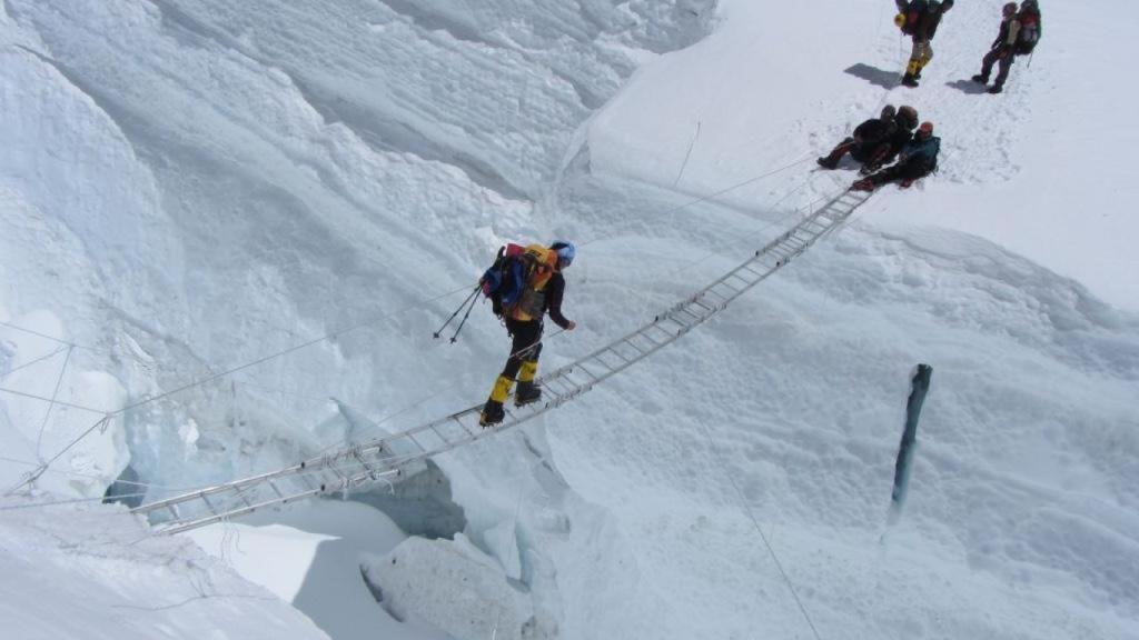 La alpinista, ingeniera y empresaria, Edurne Pasaban, en su segunda ascensión al Everest en 2011, tras lograr los 14 ochomiles