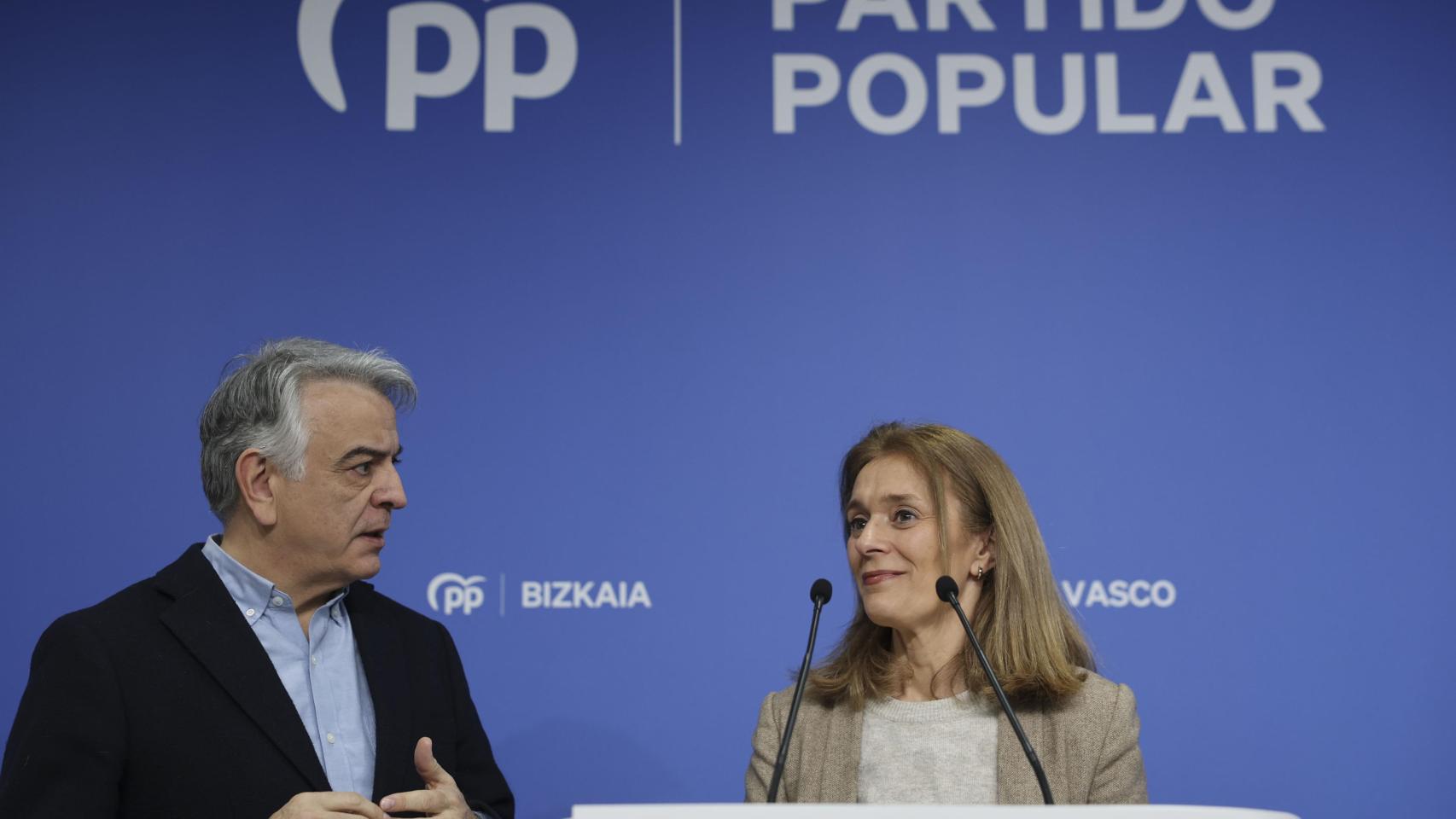 -El presidente del PP vasco, Javier De Andrés, (i) junto a la parlamentaria de esta formación Ana Morales, en rueda de prensa este viernes en Bilbao.