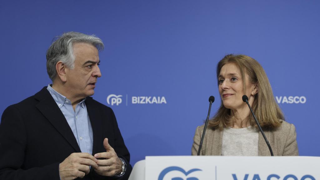 -El presidente del PP vasco, Javier De Andrés, (i) junto a la parlamentaria de esta formación Ana Morales, en rueda de prensa este viernes en Bilbao.