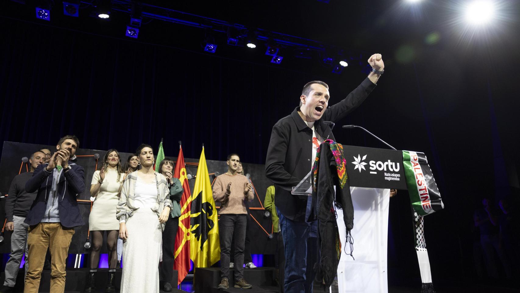 El nuevo coordinador general de Sortu, Xabier Iraola, este sábado durante un congreso celebrado por su partido en Irun (Gipuzkoa).