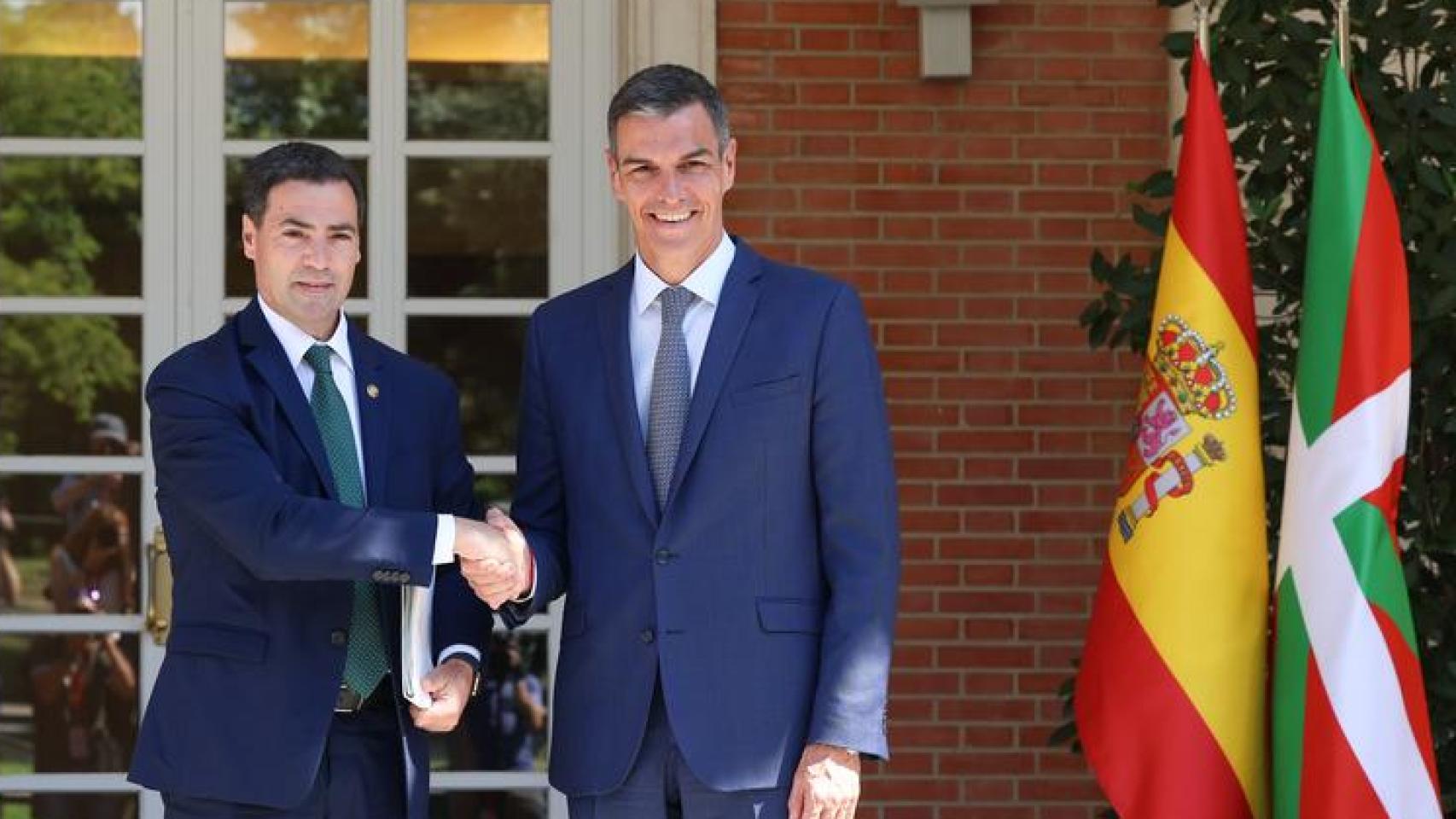 La última reunión en Moncloa entre Imanol Pradales y Pedro Sánchez.