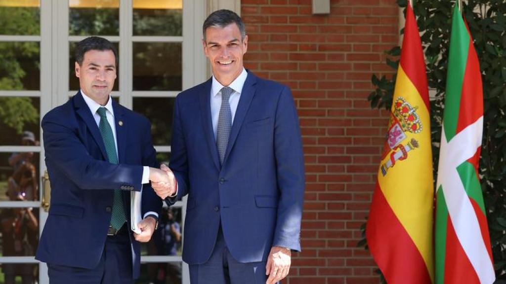 La última reunión en Moncloa entre Imanol Pradales y Pedro Sánchez.