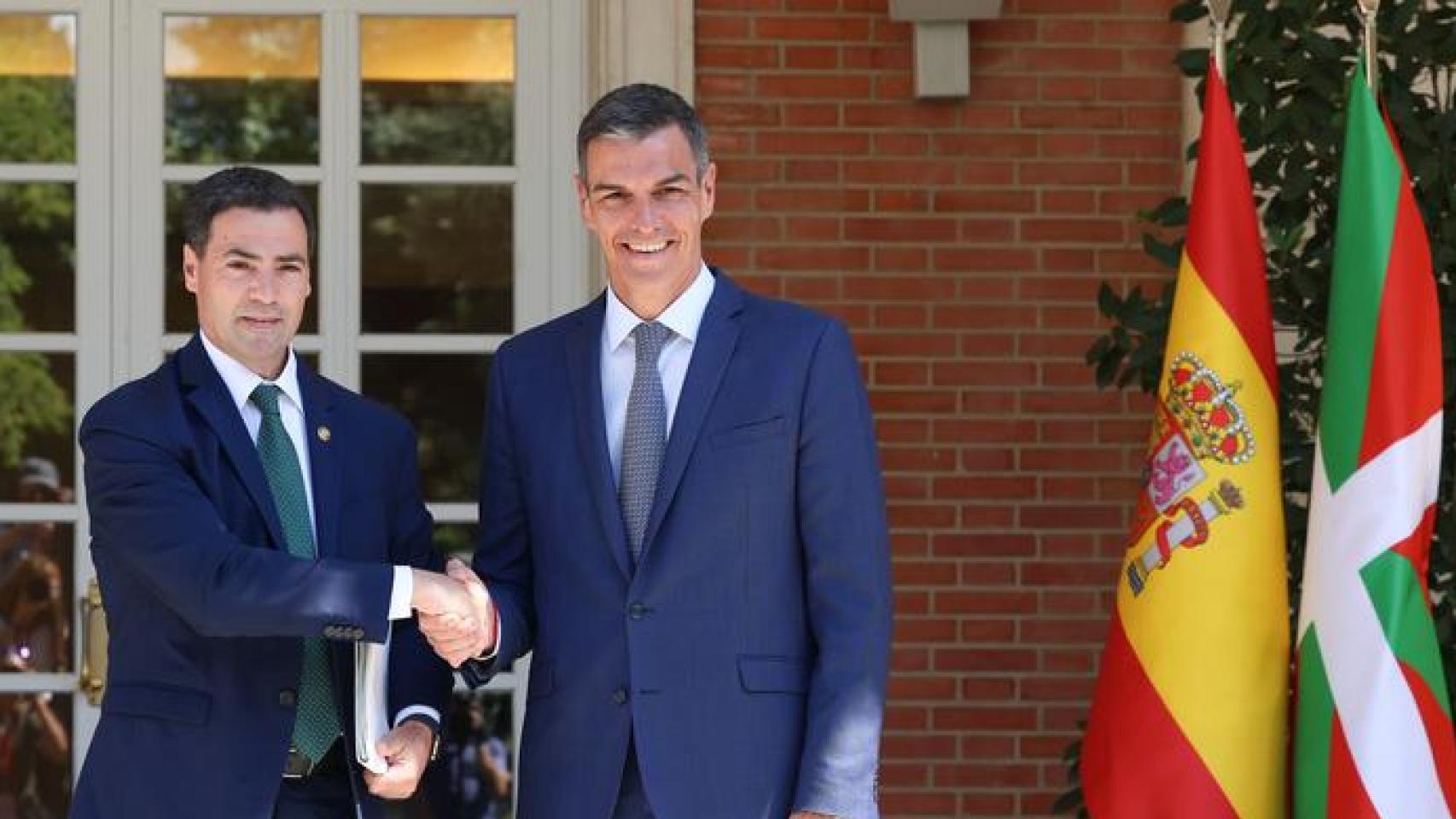 El presidente del Gobierno, Pedro Sánchez, y el lehendakari, Imanol Pradales