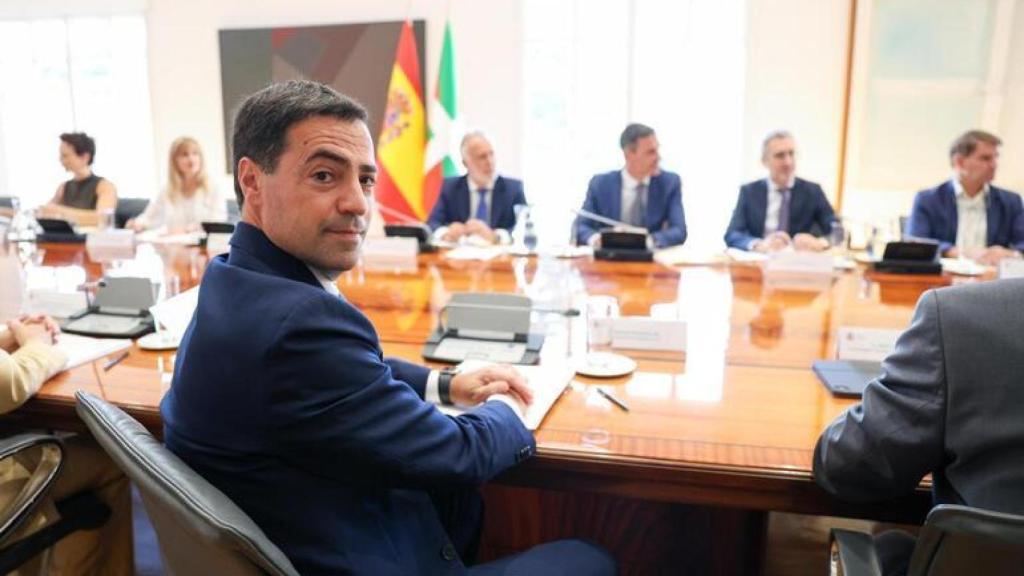 Imanol Pradales en la Moncloa frente a Pedro Sánchez.