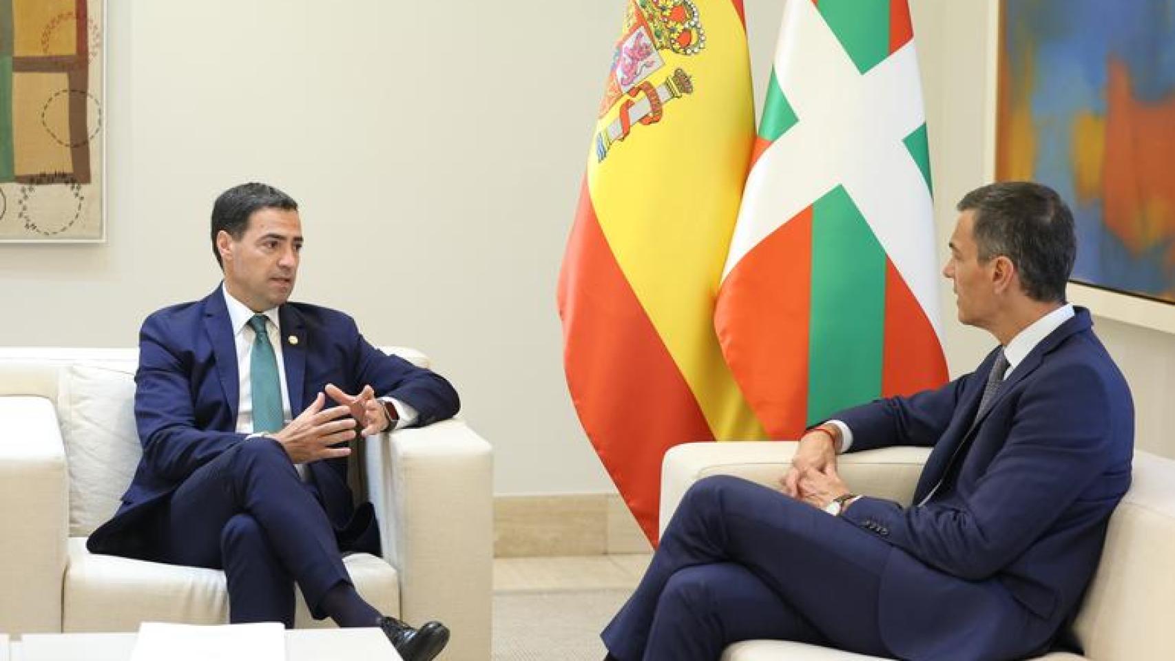 Imanol Pradales y Pedro Sánchez en La Moncloa.
