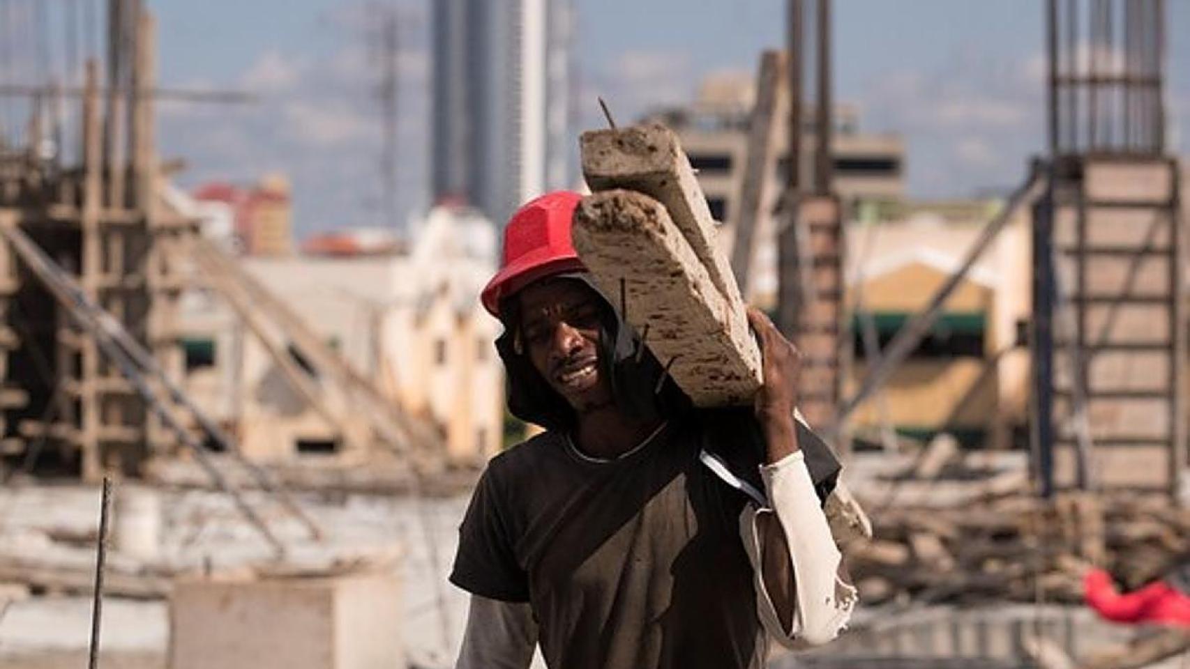 Una persona migrante trabaja en la construcción, uno de los sectores más demandados, en una imagen de archivo