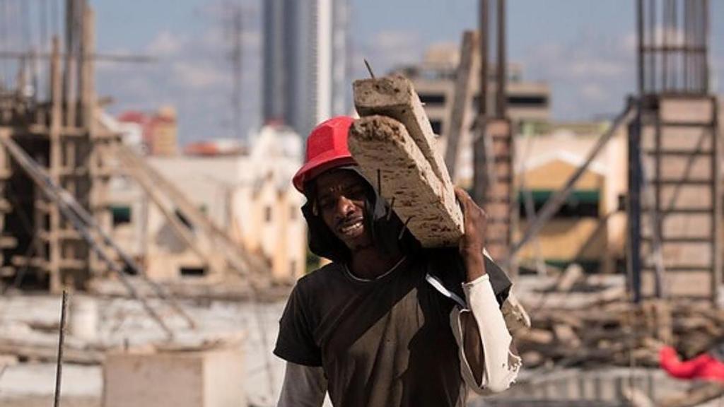Una persona migrante trabaja en la construcción, uno de los sectores más demandados, en una imagen de archivo