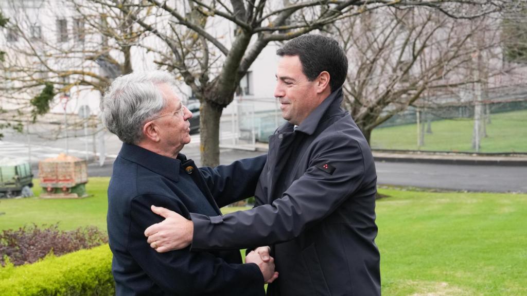 Pradales saluda a López Atxurra en Petronor