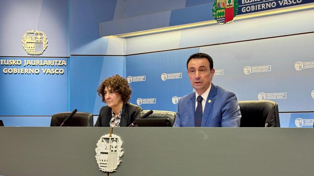 La viceconsejera de Trabajo y Seguridad Social, Elena Pérez Barredo, y el vicelehendakari y consejero de Economía, Trabajo y Empleo, Mikel Torres