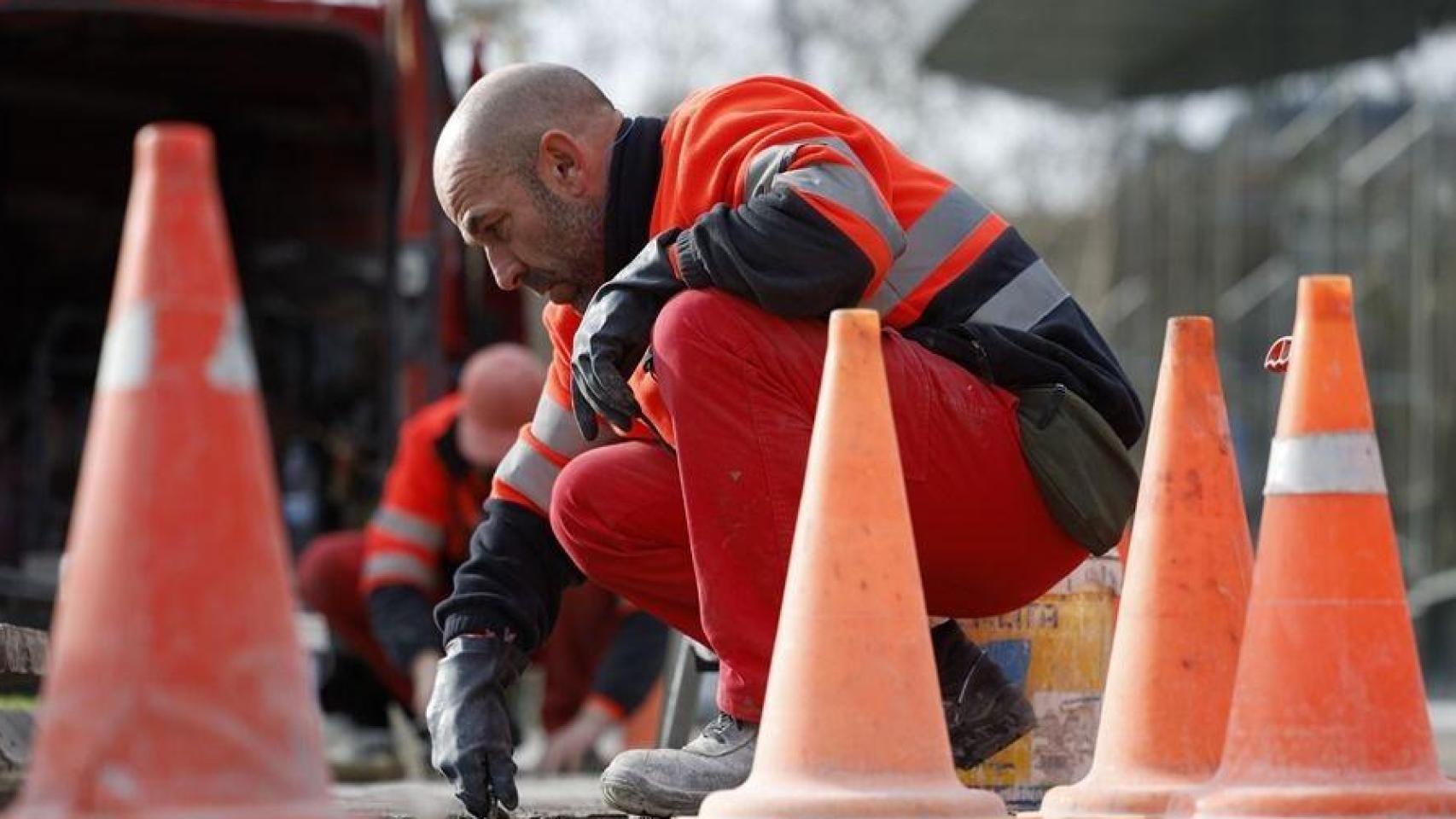 Una persona trabajando en una imagen de archivo