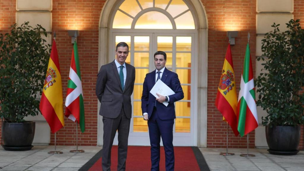 Pedro Sánchez e Imanol Pradales este martes en el Palacio de la Moncloa.