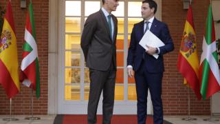 Pedro Sánchez e Imanol Pradales en el Palacio de la Moncloa.