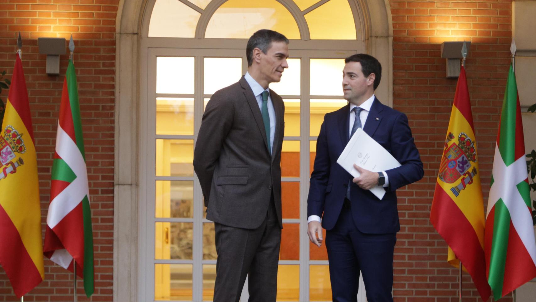 Pedro Sánchez e Imanol Pradales en el Palacio de la Moncloa.