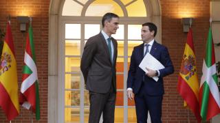 Pedro Sánchez e Imanol Pradales en el Palacio de la Moncloa.