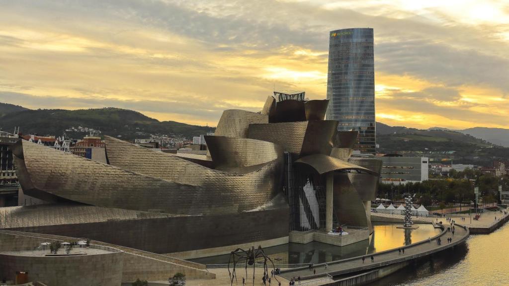 Vista del Guggenheim y la torre Iberdrola, una de las grandes empresas con sede en Bilbao