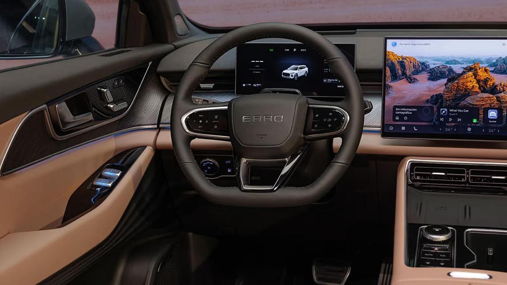 Interior del SUV híbrido enchufable Ebro s900