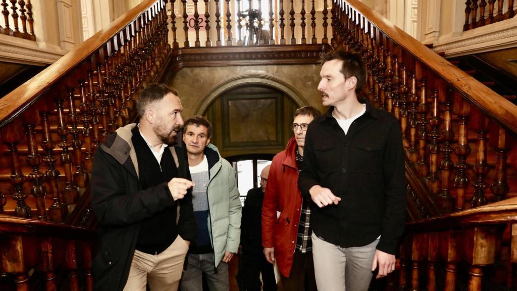 El consejero de Vivienda, Denis Itxaso, junto a los alcaldes de Hernani, Pasaia y Lezo