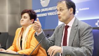 El consejero de Salud del Gobierno Vasco, Alberto Martínez (d), y la directora general del servicio vasco de Salud (Osakidetza), Lore Bilbao (i), han comparecido ante los medios de comunicación este jueves