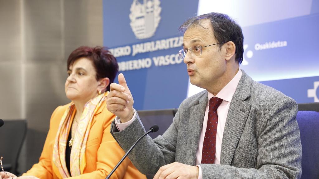 El consejero de Salud del Gobierno Vasco, Alberto Martínez (d), y la directora general del servicio vasco de Salud (Osakidetza), Lore Bilbao (i), han comparecido ante los medios de comunicación este jueves