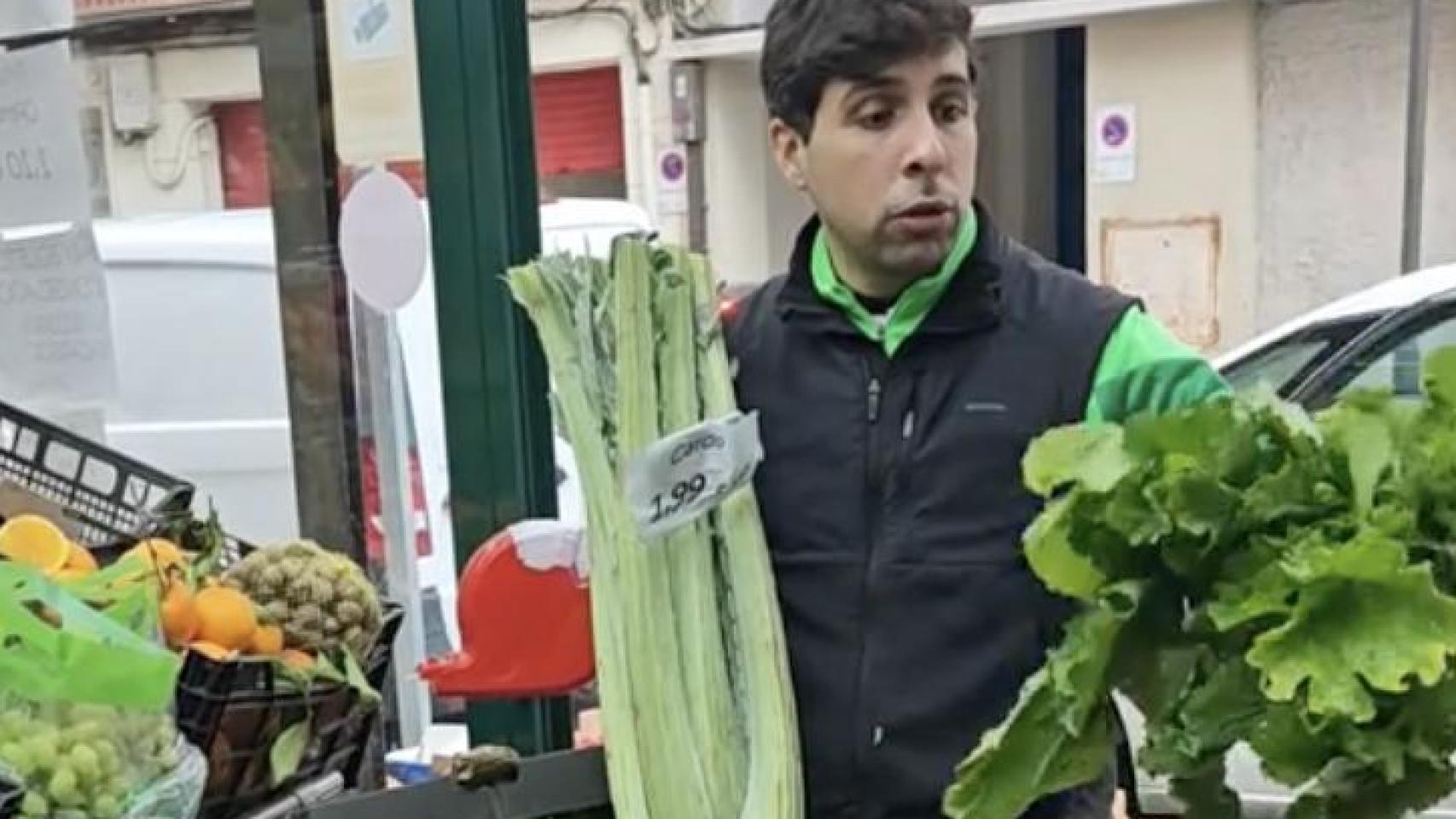 Yeray, frutero, con la verdura en peligro de extinción.