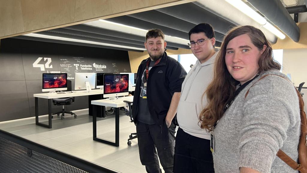 Xabier Ortega, Oian Hidalgo y Txine López en 42 Urduliz