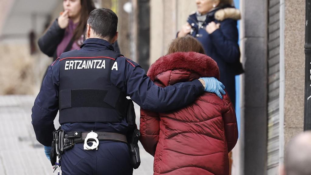 La Ertzaintza traslada a la mujer de 55 años detenida este viernes acusada de haber matado a su pareja