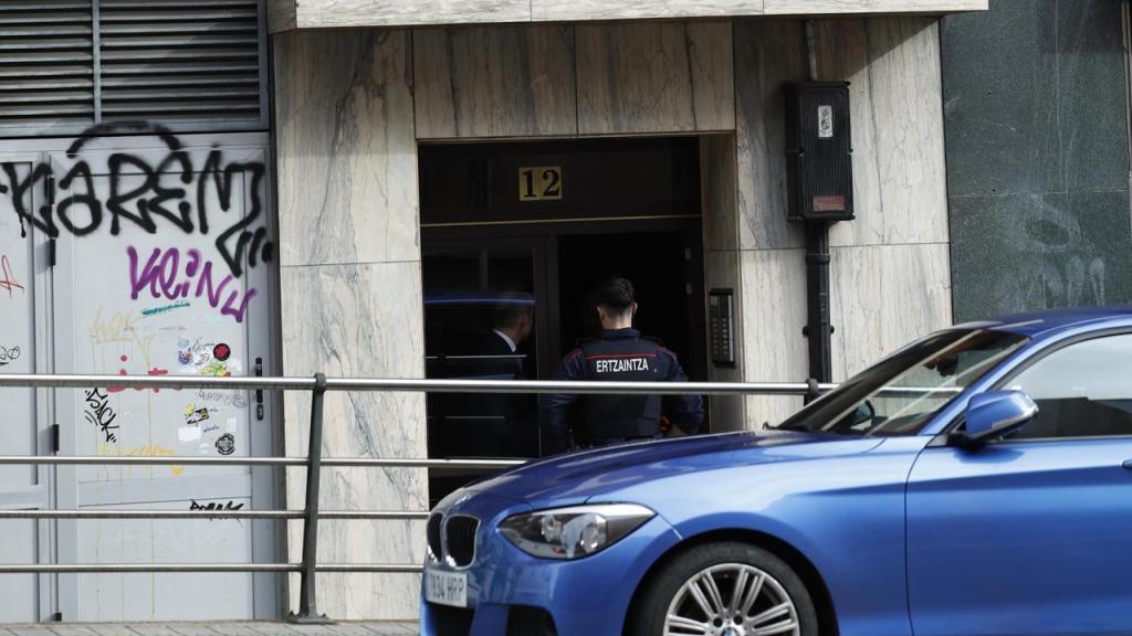 La Ertzaintza custodia la vivienda de Bilbao