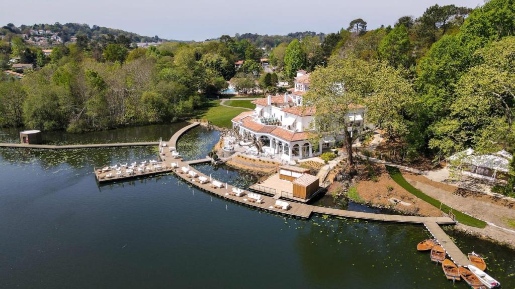 A caballo entre el mar y la montaña, con vistas al lago, es la pausa relajante que se busca