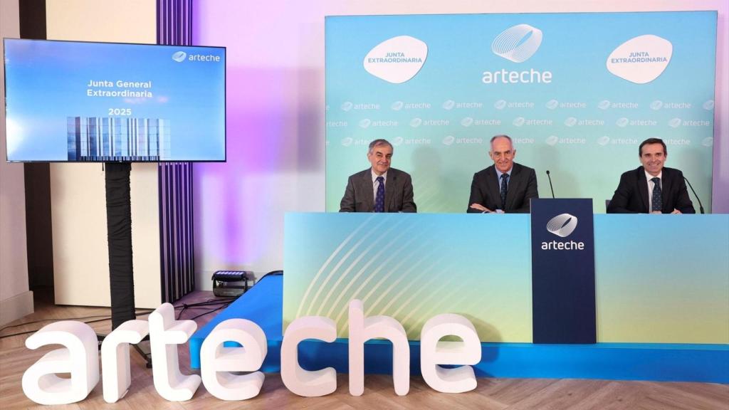 La junta de accionsitas de Arteche aprueba por unanimidad su salida al mercado continuo de Bolsa en una imagen de archivo a 4 de diciembre de 2026; en la imagen José Ramón Berecibar, Álex Arteche y Luis María Pérez