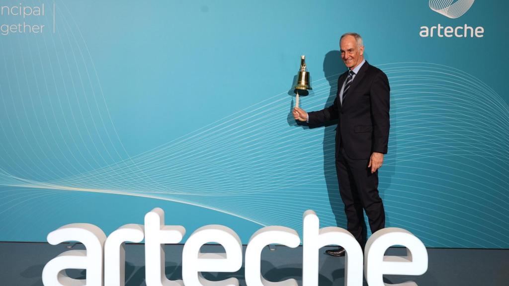 El CEO de Arteche, Alexander Artetxe, en el toque de campana de la Bolsa de Bilbao